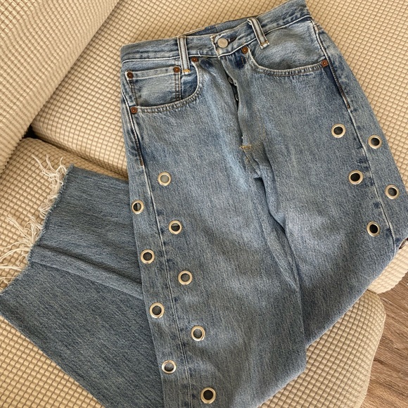 ONE OF A KIND Levi’s Wedgie Straight Jeans with Grommet Embellishments - Size 24 - Picture 2 of 5